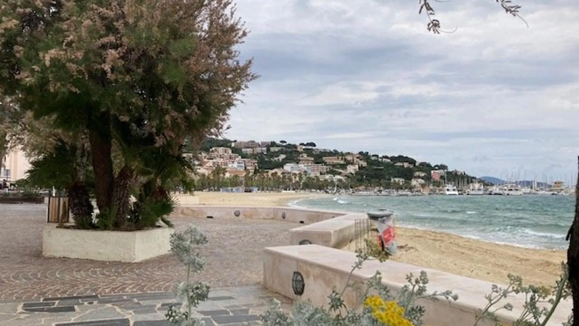 Appartement Climatise, Traversant Avec Parking Prive - Centre Ville Le Lavandou - Fr-1-308-193 France