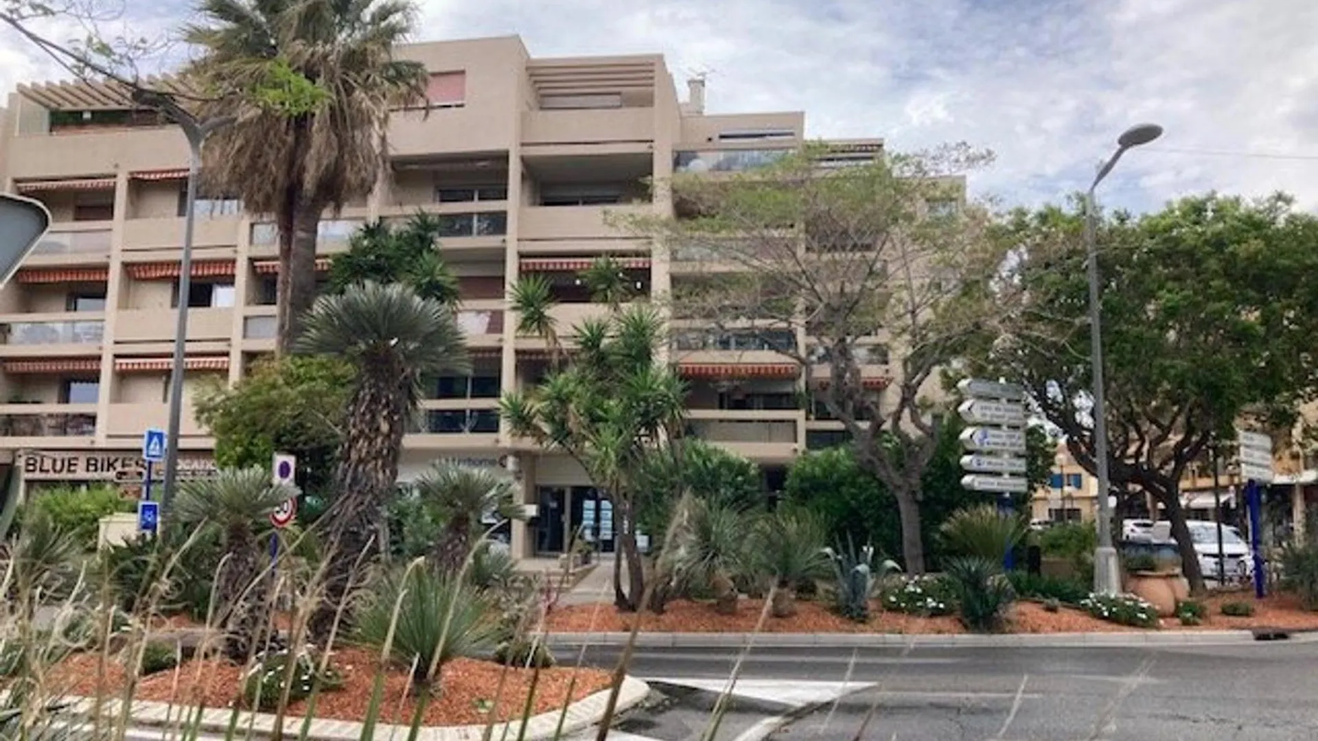 Appartement Climatise, Traversant Avec Parking Prive - Centre Ville Le Lavandou - Fr-1-308-193 0*,  France